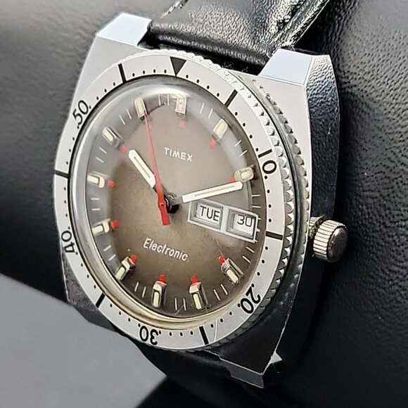 Vintage Timex Electronic Day-Date | 40mm Diver-Style Case | New Strap & Battery - Picture 2 of 6